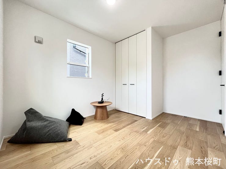 ■1階5.2帖洋室■ゲストをもてなし、昼寝や家事にも使える、窓からの光が心地よい多目的万能スペース。