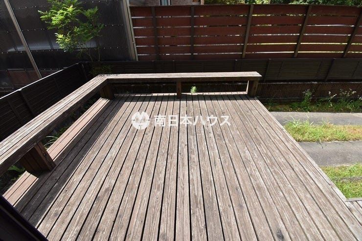 日当たりの良い南側のお庭にはウッドデッキ♪