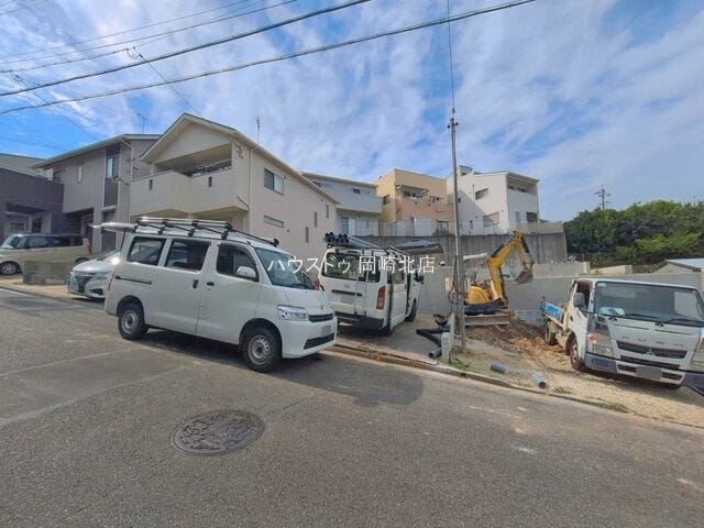小学校が身近にあり、お子様の通学にも安心の立地。家族みんなが落ち着いて暮らせる環境です。