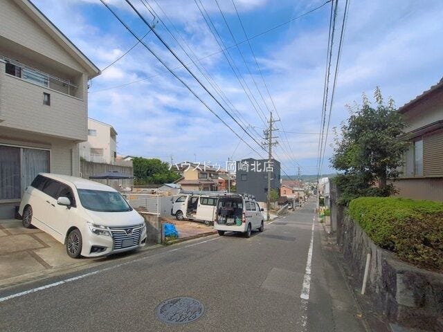 ゆったり約6m幅の前面道路で、お車の出し入れも楽々。住宅街らしい落ち着きがあり、暮らしやすさを支えます。