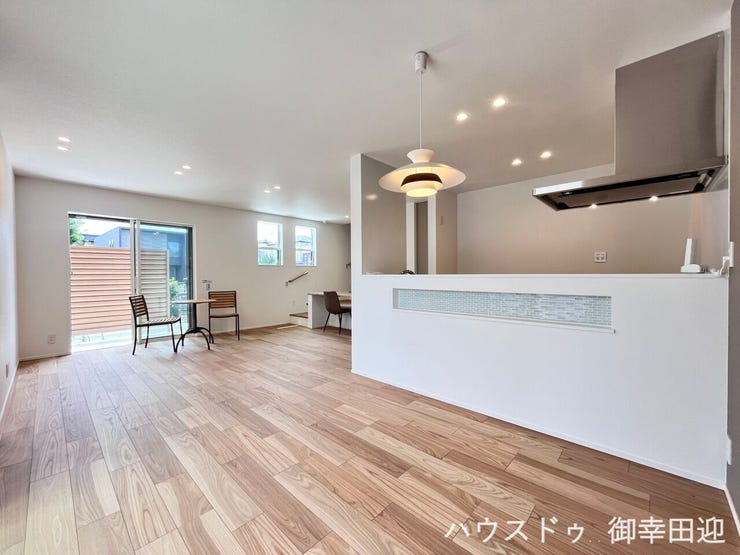 ■安らぎと笑顔の中心地■陽光が優しく降り注ぎ、会話が自然と弾む。ここでは、毎日が特別な時間へと変わります。