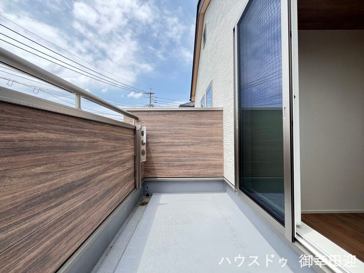 ■空の下の開放的な特等席■日光浴や読書、外の空気を感じながらリフレッシュ。暮らしを豊かにする、もう一つの心地よい空間です。