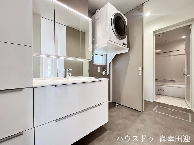 ■清々しいリフレッシュ空間■自分を磨き、気持ちを切り替える。心地よい光が差し込むプライベートスペース。