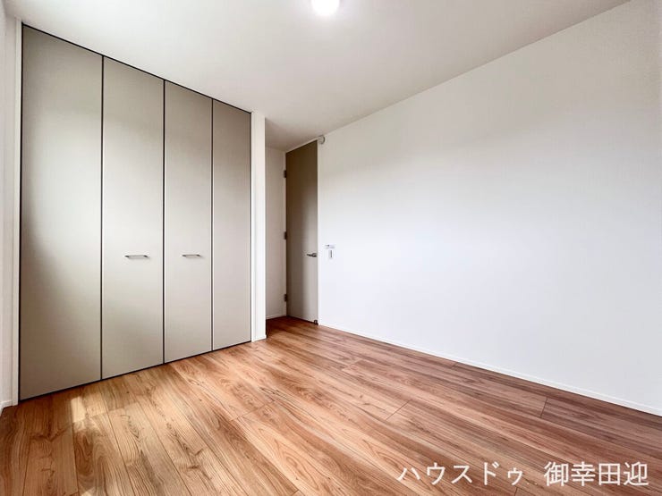■1階5.2帖洋室■ゲストをもてなし、昼寝や家事にも使える、窓からの光が心地よい多目的万能スペース。