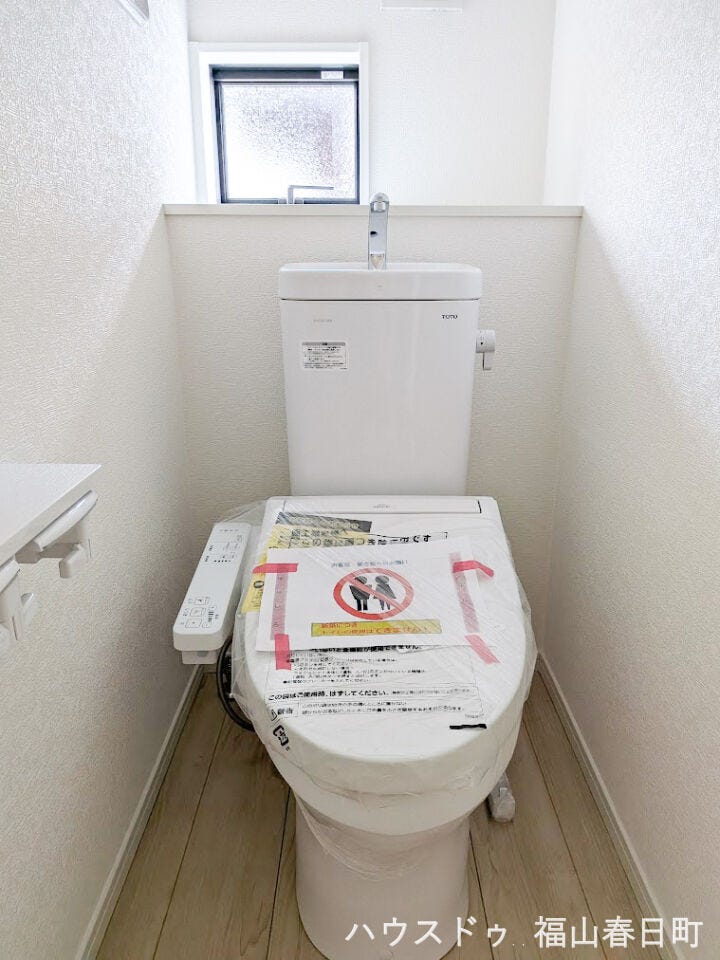1階トイレ
■ウォシュレット付き■温水洗浄便座を標準装備。毎日使う場所だからこそ、快適さにこだわった上質なトイレ空間です。