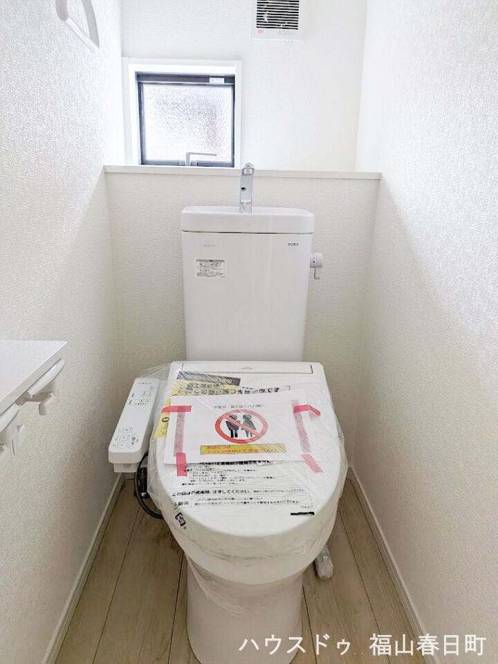 ■ウォシュレット付き■温水洗浄便座を標準装備。毎日使う場所だからこそ、快適さにこだわった上質なトイレ空間です。