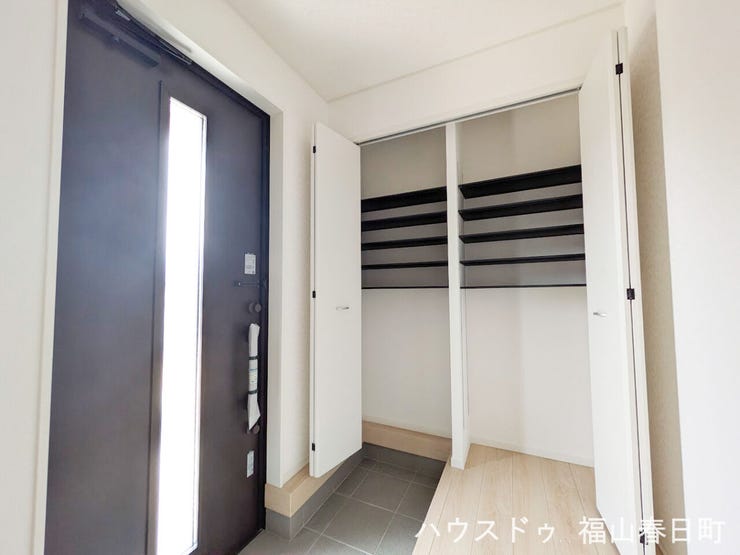 靴もアウトドア用品も収納できる大型玄関収納