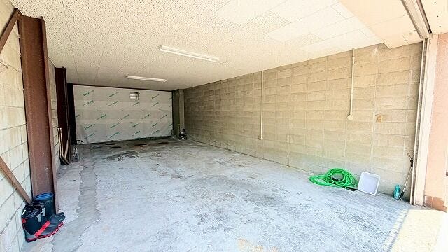 雨や日差しから愛車を守る!広々電動シャッター付きガレージ