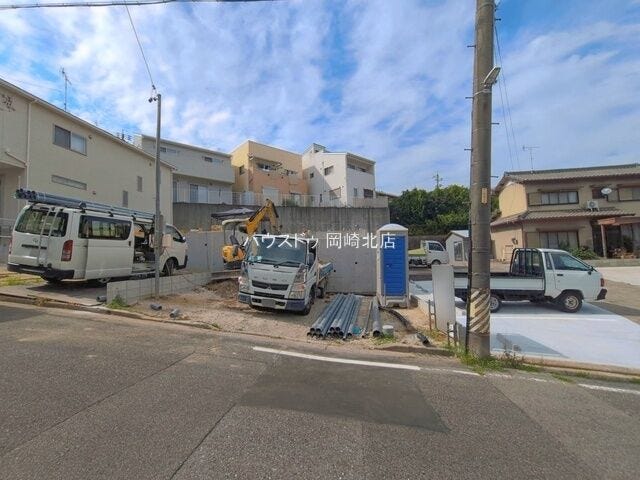 小学校が身近にあり、お子様の通学にも安心の立地。家族みんなが落ち着いて暮らせる環境です。