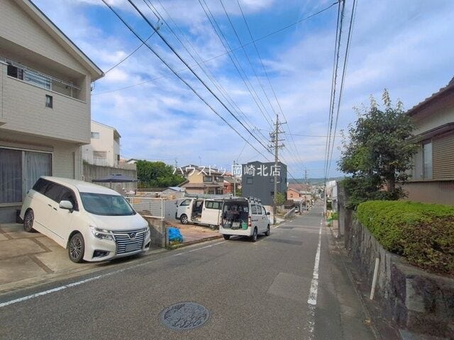 ゆったり約6m幅の前面道路で、お車の出し入れも楽々。住宅街らしい落ち着きがあり、暮らしやすさを支えます。