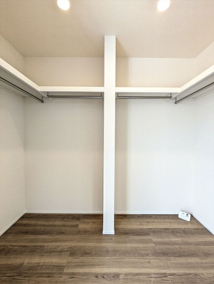 【同社施工例】
ハンガーポールに加え、上部に棚を設け、バッグ類を片付けられます。容量があり、スーツケースなど大きいものも片付きます