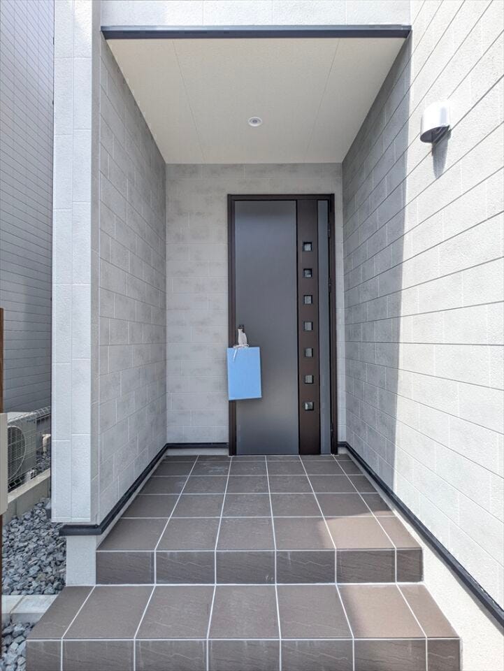 【同社施工例】
エントランス部分
壁に囲まれた玄関は、悪天候時にも雨風から守られて快適です