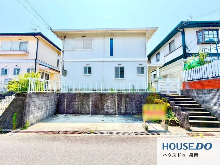【外観】
落ち着いた住宅街に佇む、陽当たりの良い住環境です!
高台に位置し、開放感のある外観が魅力です♪