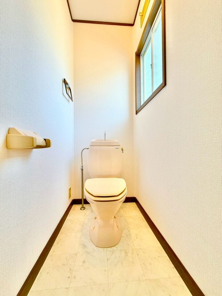 窓付きで自然光が入り、換気もしやすいトイレです♪