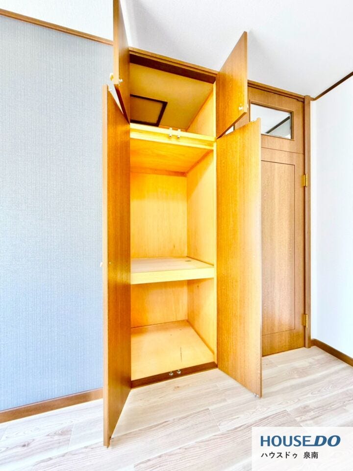 棚付き収納で、荷物を分けて整理しやすい設計です◎