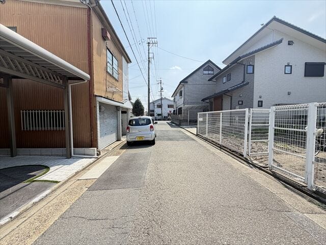 幅員約5mの前面道路です。車がすれ違える道幅です。車1台とベビーカーですれ違っても余裕のある道幅は安心ですね。
