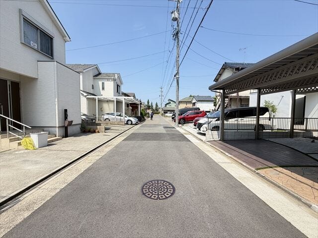 幅員約5mの前面道路です。車がすれ違うのに安心な道幅です。道幅が広すぎると交通量が増えてしまうのも心配ですので、これぐらいが理想的な道幅なのかもしれませんね。