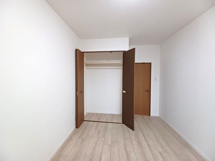 ■洋室(約6.0帖)■
各洋室にクローゼットを備えており、それぞれのお部屋で収納が完結。衣類や荷物を分けて管理でき、お部屋をすっきり保てます。使い勝手の良い快適なプライベート空間です!