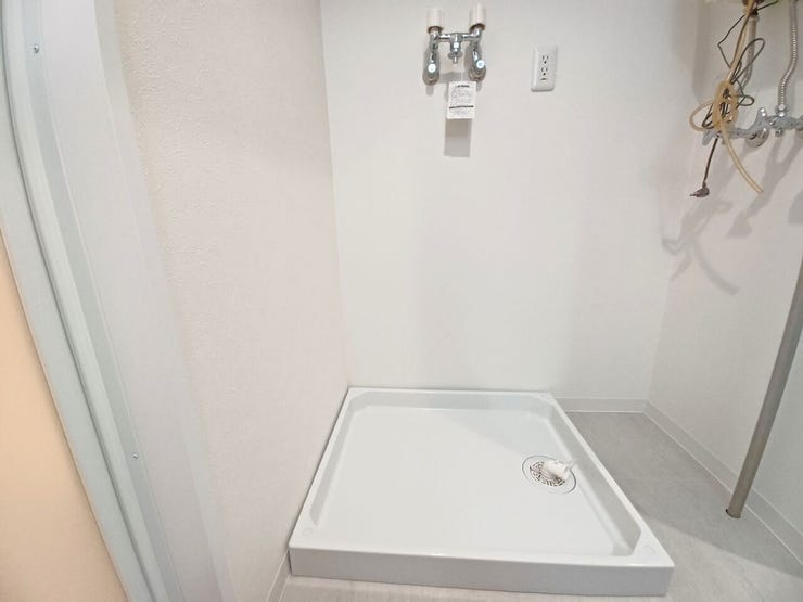 ■洗濯パン■
洗濯機の下に設置された洗濯パンは、万が一の水漏れをキャッチしてくれる、住まいの“お守り”のような存在。床や階下への水の浸透を防ぎ、水害リスクをグッと低減してくれます!