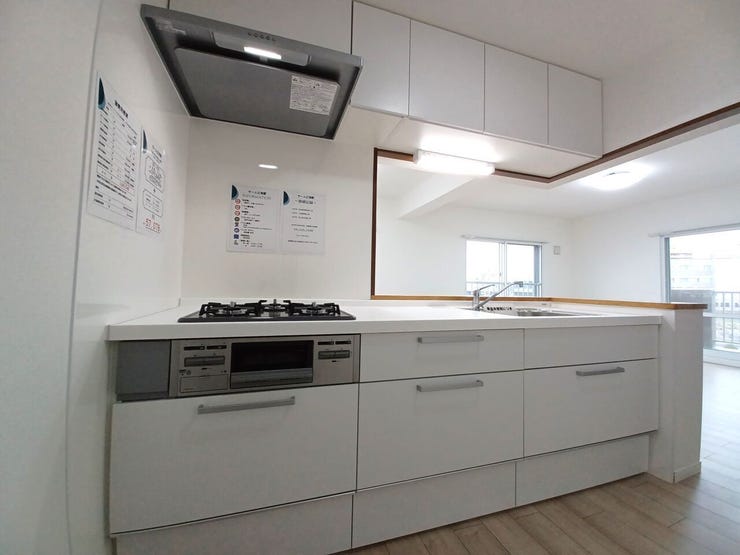 ■キッチン■
対面式キッチンを採用し、リビングを見渡せる開放的な空間。収納も豊富に備えられており、調理器具や食材もすっきり整理可能。使い勝手が良く、毎日の家事が快適に進みます!