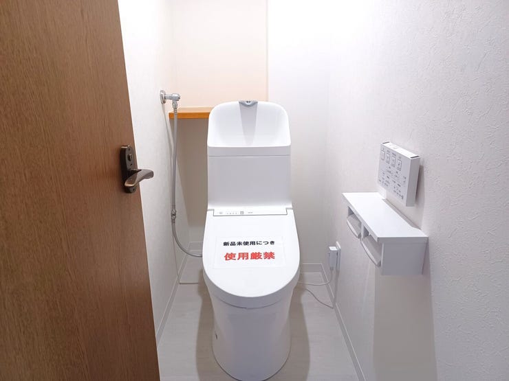 ■温水洗浄便座付きトイレ■
温水洗浄便座付きのトイレで、季節を問わず快適に使用できます。清潔感のある空間で、毎日気持ちよく使えるのも魅力。来客時にも安心してご案内できる、使い勝手に配慮された設備です