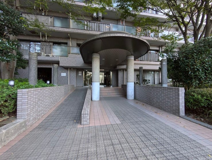 足を踏み入れると静穏な時間が流れるエントランスホール。心やすらぐ憩いのスペース。ゆったりと寛ぎながら、思い思いの時間を過ごせる空間です。