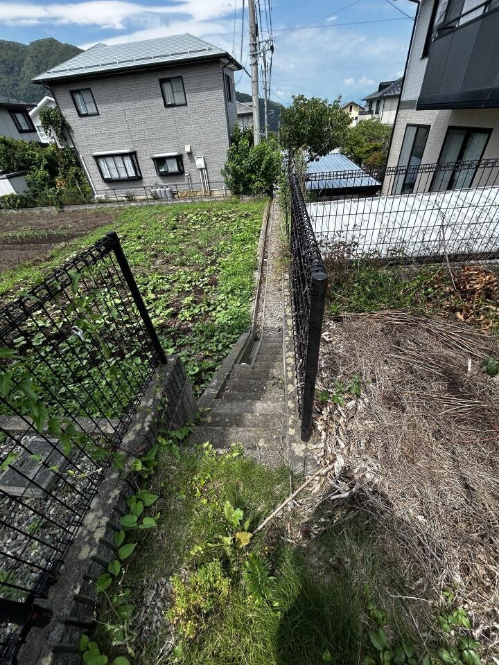 庭から西側道路への階段