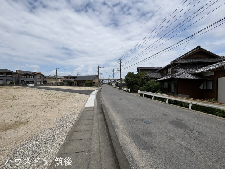 【見通しの良い前面道路】見通しが良く車の出入りがスムーズに行える道路環境です!落ち着いた街並みで静かな暮らしを叶えられます。ぜひ現地にて周辺環境をご確認ください。