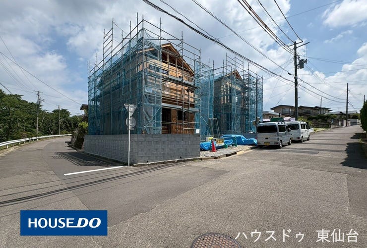【外観】
南道路で日当たりが良く、前面6m以上で駐車がしやすい住環境です