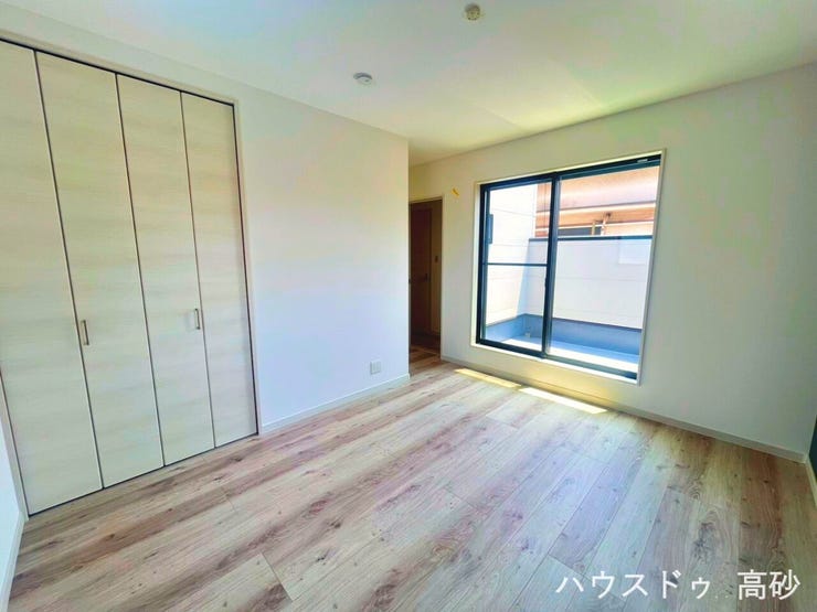 大きな窓から自然光がたっぷり入り、部屋全体が明るく広々と感じられます。(撮影日:2026.7.19)