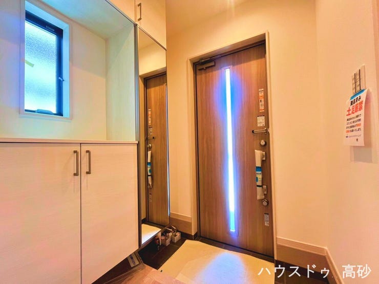 扉を開けた瞬間に伝わる、明るく心地よい玄関です♪(撮影日:2026.7.19)