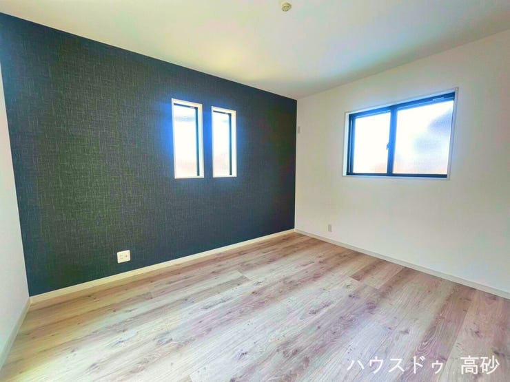 たっぷりの陽光に包まれる明るい洋室です。(撮影日:2026.7.19)