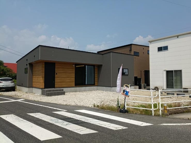 【外観】
落ち着いたグレーと木目が調和する外観が、住まいの品をそっと引き立てます。大きな窓が光を迎え入れ、シンプルな佇まいが心地よい暮らしを思い描かせます。