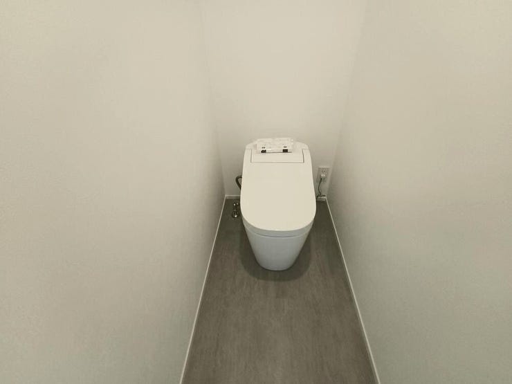 すっきりとしたフォルムのトイレが、空間を清潔に保ちながら快適な時間を支えます。落ち着いた色調の内装がやさしく馴染み、毎日の身支度を心地よく整えてくれる場所です。