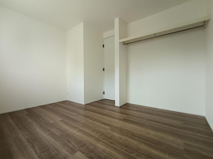 収納付きのすっきりとした洋室は、落ち着いた色合いの床がやさしく空間を整えます。シンプルな造りで家具が配置しやすく、暮らしのスタイルに合わせて心地よい一室へと育てられます。