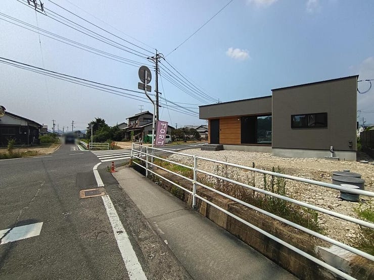 落ち着いた色合いの外観が街並みにやさしく馴染み、前道のゆるやかなカーブが住まいに穏やかな雰囲気を添えます。周辺の住宅とほどよい距離感があり、日々の暮らしを心地よく支えてくれる環境です。