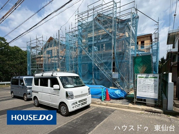 【外観】
南道路で日当たりが良く、前面6m以上で駐車がしやすい住環境です