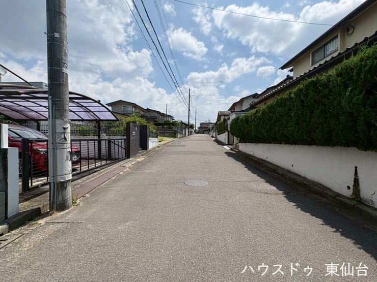 鶴が丘東公園徒歩1分など、周辺に公園が多く子育てに嬉しい立地。