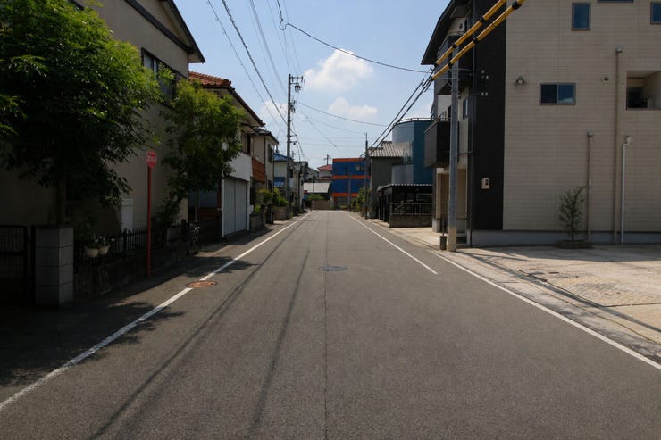 前面道路幅員約7.2mです。対向車がきてもすれ違うことができるので安心です。
