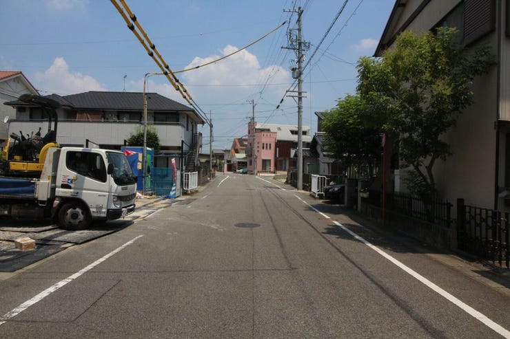 前面道路幅員約7.2mです。対向車がきてもすれ違うことができるので安心です。