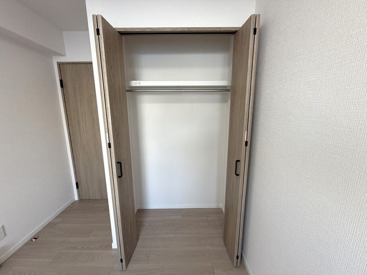 ■クローゼット■
使い勝手の良いクローゼット付きで、趣味用品や衣類もすっきり整理可能。家具配置の自由度を高め、ライフスタイルに合わせた空間づくりを存分に楽しめる居室です。