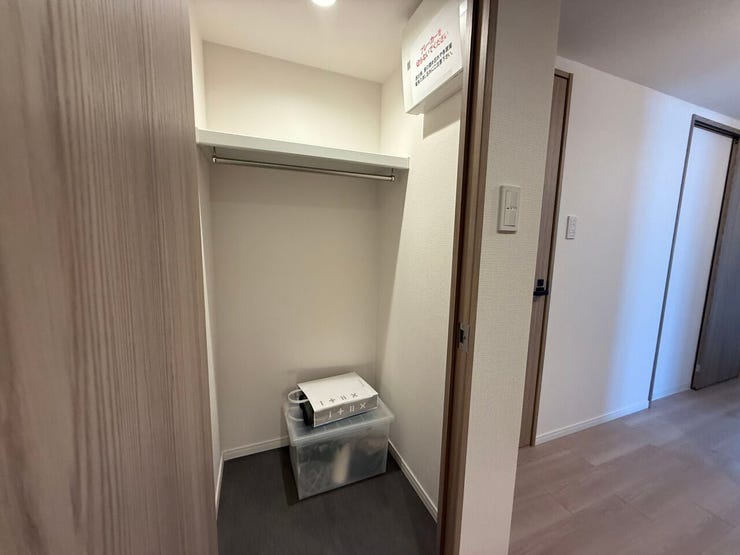 ■納戸■
玄関横には約0.7帖の納戸があり、靴や掃除道具、季節用品などをまとめて収納できる便利なスペース。玄関周りをすっきり保ち、毎日の出入りや準備が快適に行える使い勝手の良い収納です。