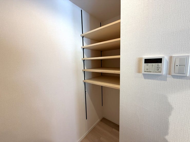 ■キッチン■
約1.4帖のパントリーは、食品や日用品をまとめて収納できる便利な空間。ストック管理がしやすく、キッチンまわりをすっきり保てます。調理家電なども収納でき、家事効率を高めてくれる設備です。