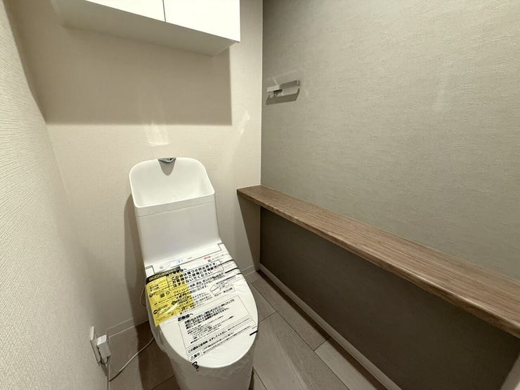 ■トイレ■
グレーの壁が落ち着いた雰囲気を演出するトイレ空間。横の壁面には棚を設け、ペーパー類や小物をすっきり収納できます。機能性とデザイン性を兼ね備え、毎日快適に使える整った空間です。