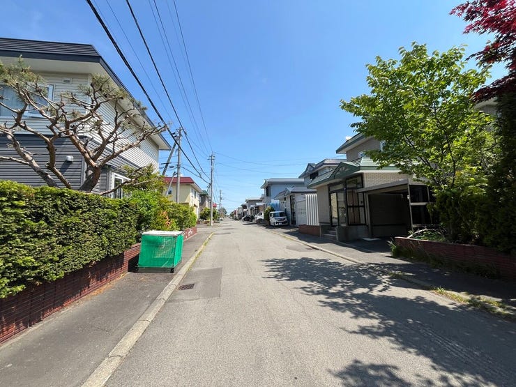 ◆前面道路含む現地写真◆
前面は、北東側に広々幅員約8.0mの道路なので、駐車が苦手なママも、安心して運転が出来ますね♪
お子様と手を繋いで、並んで歩けるくらい広い前面道路になっています☆