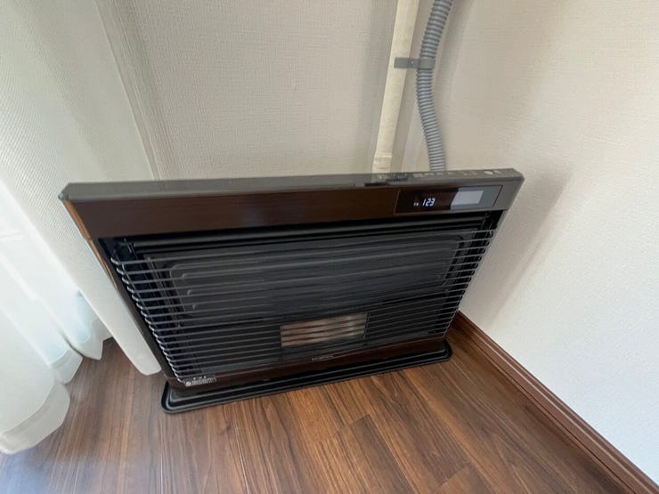 ◆暖房機◆
ストーブ付きで北海道の寒い冬にも安心♪
シンプルなデザインでお部屋全体を暖かくしてくれます!
操作もしやすので手軽に温度調節可能☆コンパクトで場所をとらないのは嬉しいポイントですね♪