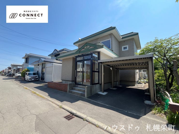 お車をお持ちの方も安心!敷地内にしっかり駐車スペースを確保した戸建♪来客用や2台持ちにも対応可能なゆとりある設計で、毎日の出し入れもスムーズ。お買い物や送迎、休日のお出かけにも便利な暮らしが叶います◎