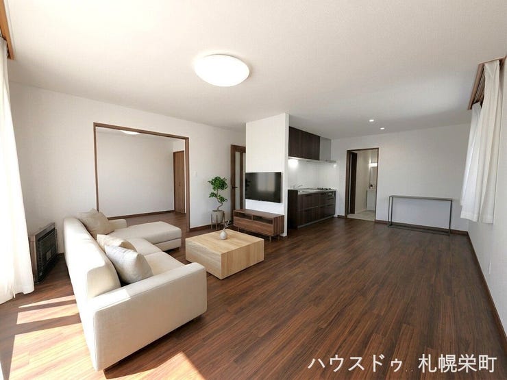 【リビング】
◆LDK◆※CG加工含む
LDKは広々としたスペースなので、家具の配置によっては、リビングとダイニングを分けて使うこともできますね!ご家族のだんらんはもちろん、お子様のリビング学習にもピッタリです☆
