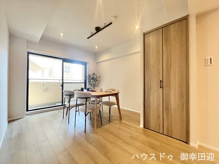 ■安らぎと笑顔の中心地■陽光が優しく降り注ぎ、会話が自然と弾む。ここでは、毎日が特別な時間へと変わります。