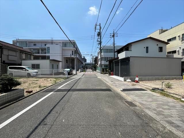 幅員約7.3mの南側前面道路です。西方面への一方通行ということもあり、車の通りも多くなく駐車がしやすいです。